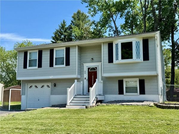 8142 Scotia Lane, Liverpool, NY 13090