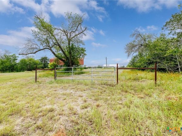 51 County Road 471, Nixon, TX 78140