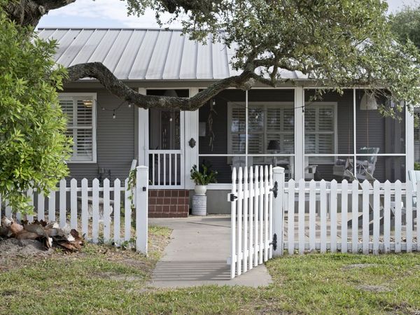 1302 E Cedar St, Rockport, TX 78382