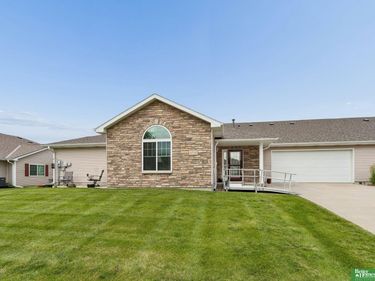 8706 N 160 Plaza, Bennington, NE 68007