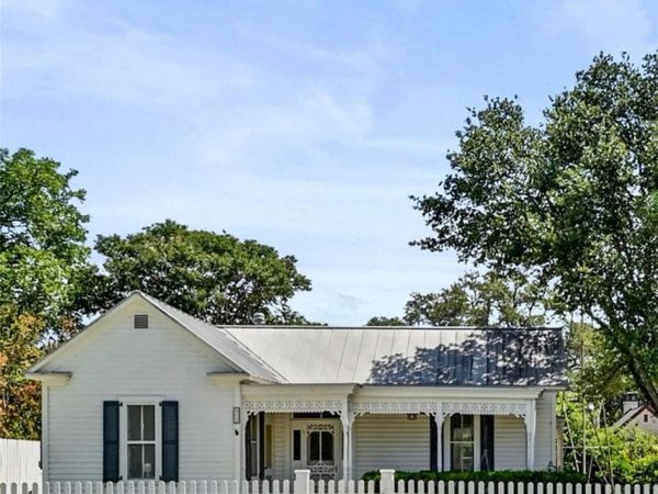 410 E Schubert ST, Fredericksburg, TX 78624