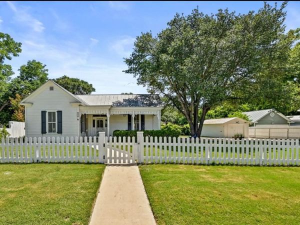 410 E Schubert ST, Fredericksburg, TX 78624