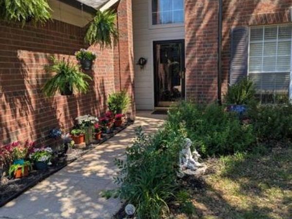 101 Silktree Court , Lake Dallas, TX 75065
