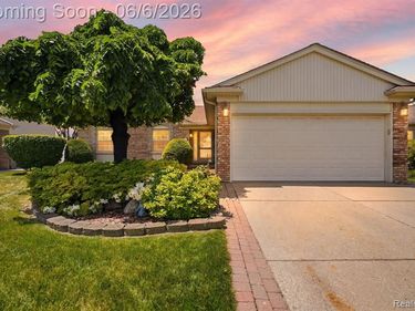 42321 Royal Lane, Clinton Twp, MI 48038