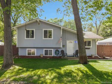 9664 Listeria Street, Commerce Twp, MI 48382