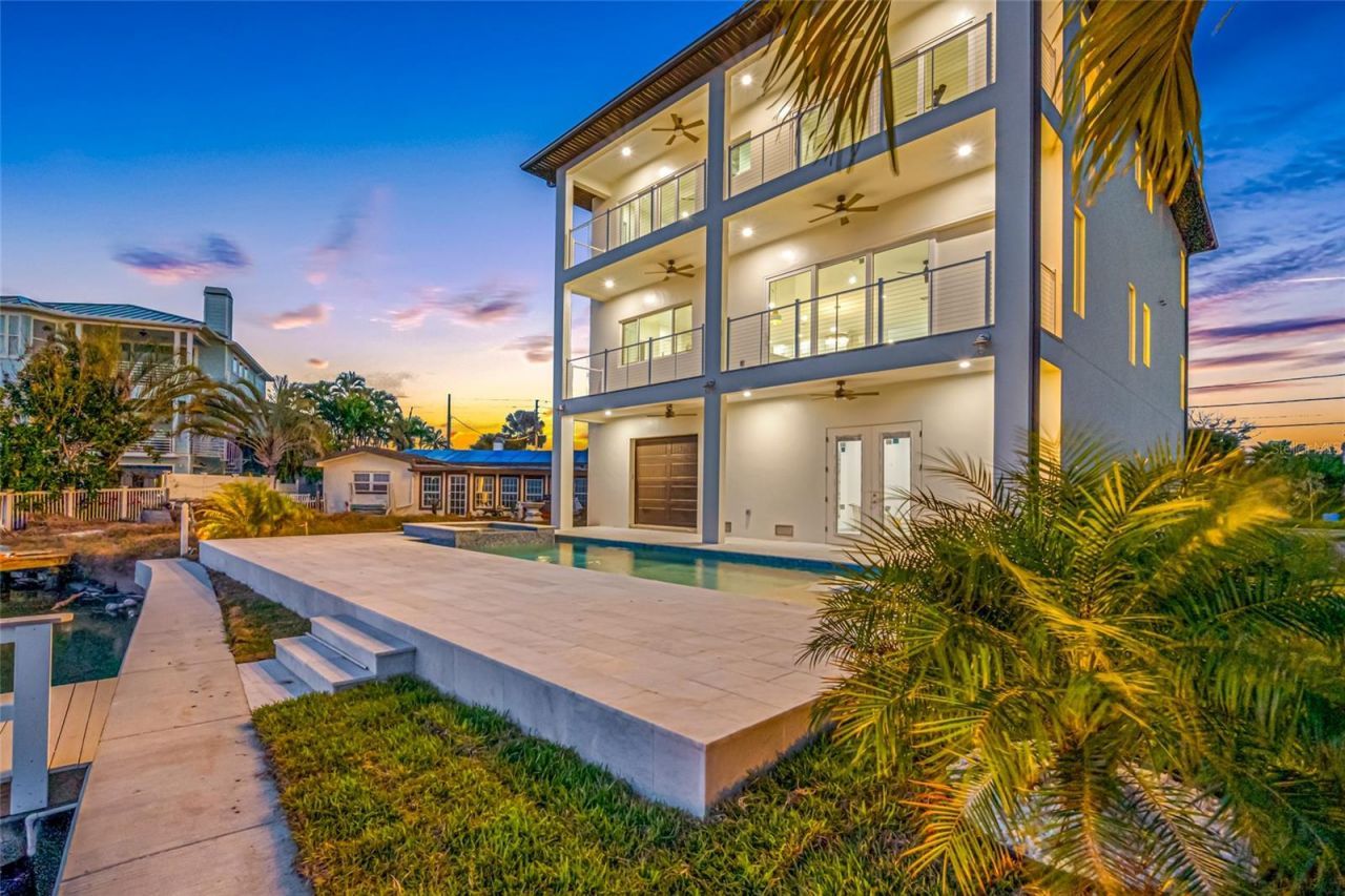 11460 7th Street E, Treasure Island, FL 33706 Photo