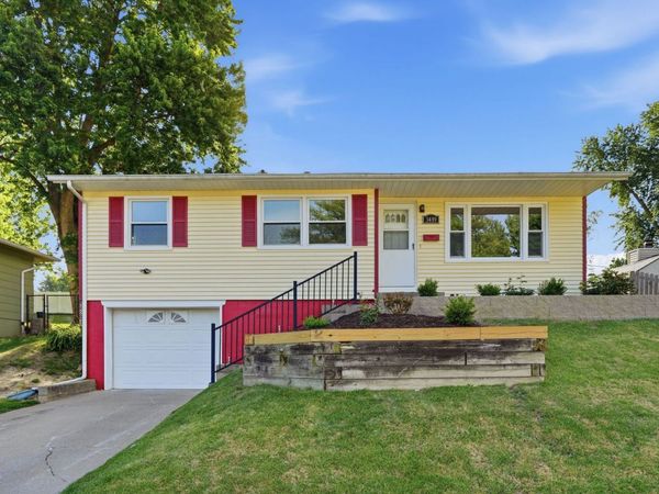 3489 SUNNY HILL Drive, Bettendorf, IA 52722