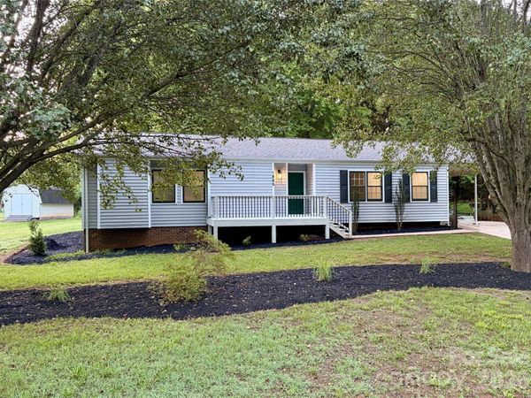 1880 Woodridge Circle , Hickory, NC 28602