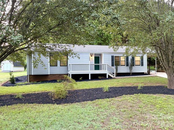 1880 Woodridge Circle, Hickory, NC 28602