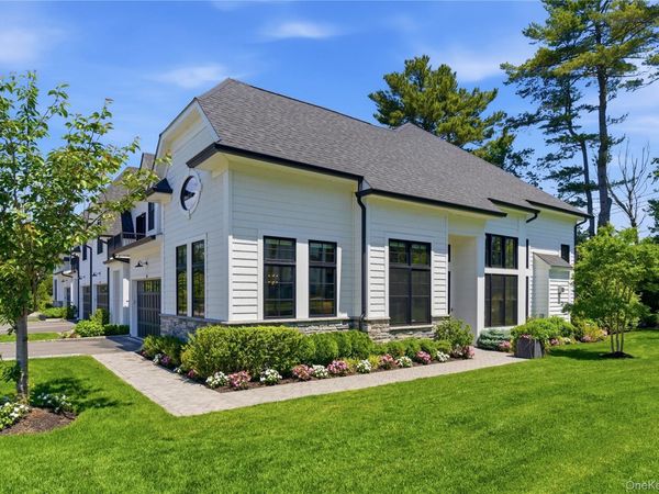 102 Three Ponds Lane E, Woodbury, NY 11797