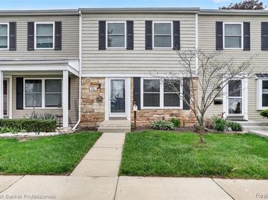 902 Little Hill Court, Rochester Hills, MI 48307