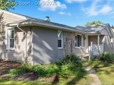 2075 Gulliver Drive, Troy, MI 48085