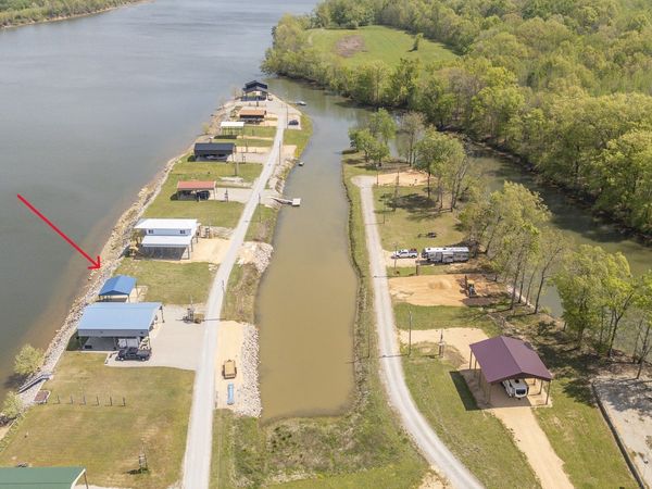 1089 River Front Dr , Clifton, TN 38425