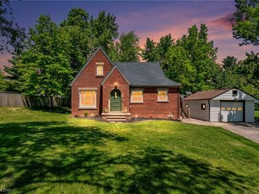 2834 W Wallings Road, Broadview Heights, OH 44147