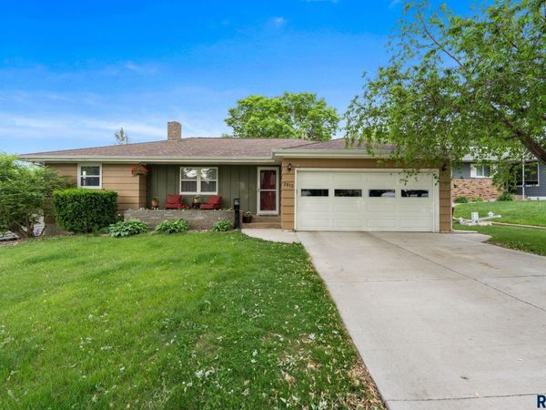2012 S Willow Ave, Sioux Falls, SD 57105