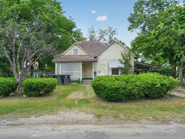 406 E Willingham Street, Cleburne, TX 76031