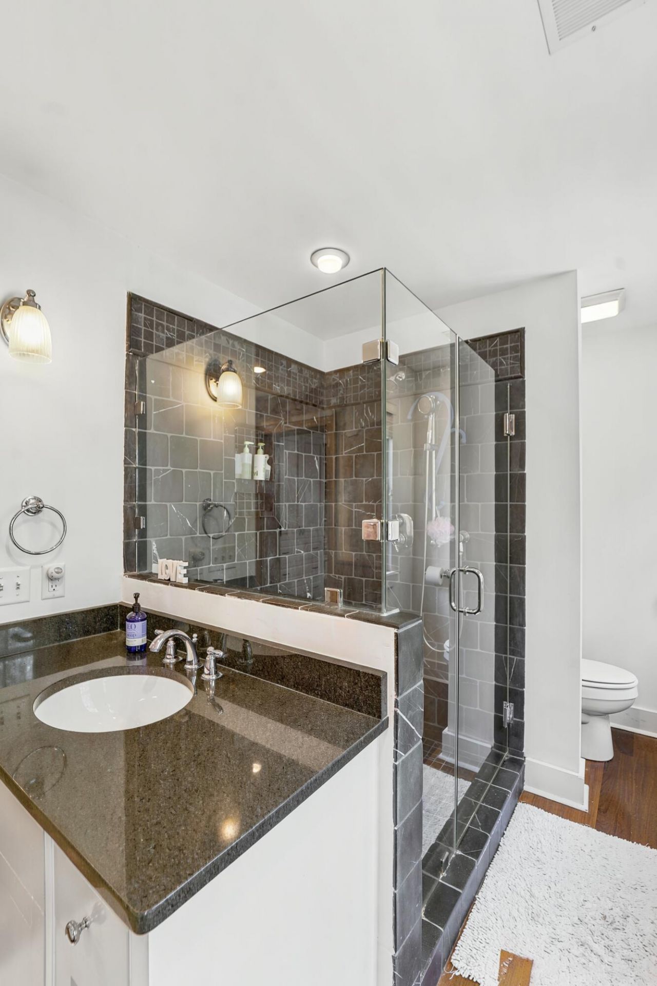 35 Wentworth Street Photo 35