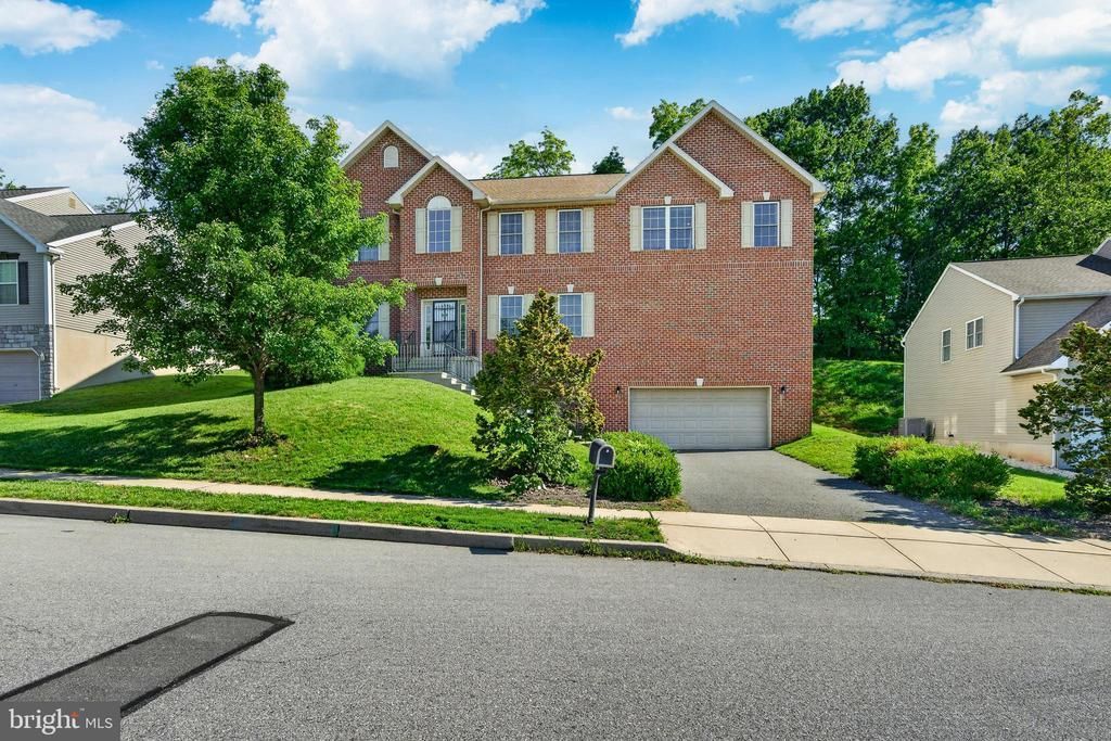 15 SAWGRASS DRIVE, READING, PA 19606