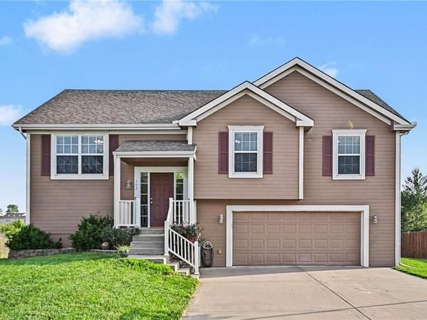 502 Lake Meadows Drive, Smithville, MO 64089