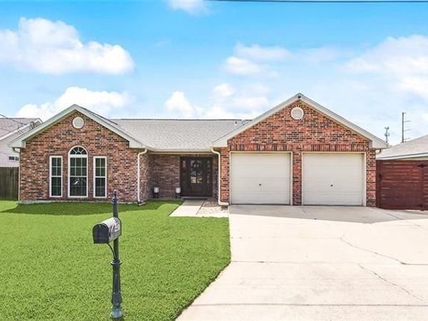 407 E 3RD Street , Belle Chasse, LA 70037