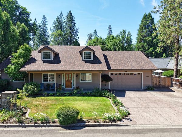 1025 Anglers Place, Shady Cove, OR 97539