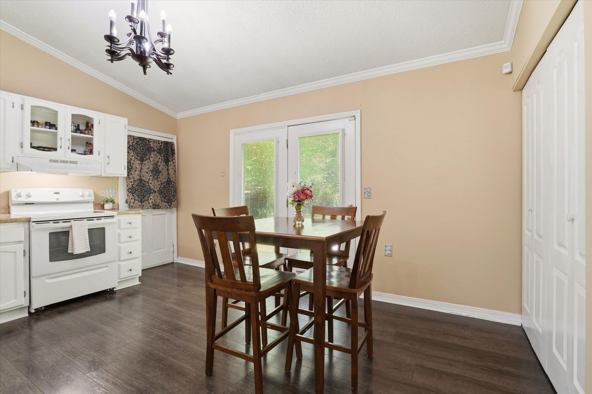 119 Clover Avenue Photo 9