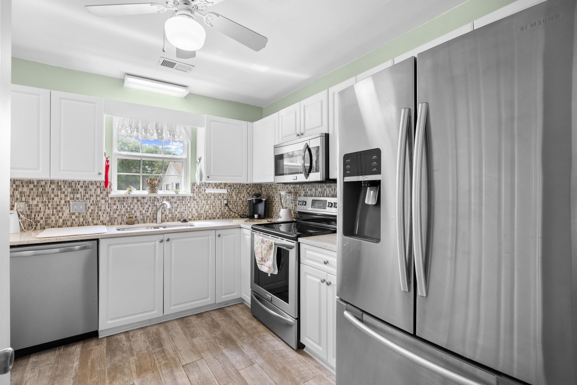 1027b Lakeside Dr.  Photo 4