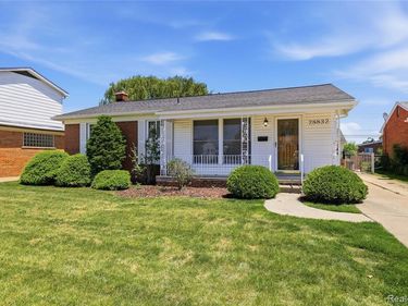 28832 Los Olas Drive , Warren, MI 48093