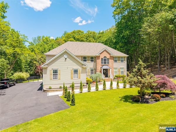 17 Cromwell Drive, Chester Township, NJ 07930