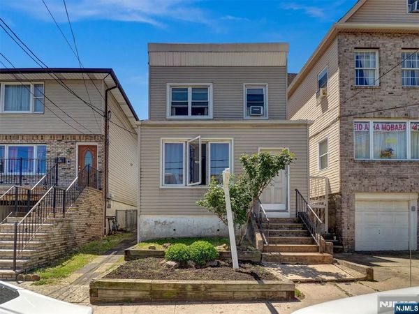 24 54th Street, BAYONNE, NJ 07002