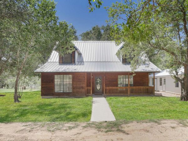 6721 CR 401, Floresville, TX 78114