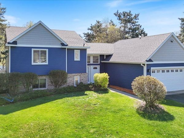 512 Hyde Avenue N, Mahtomedi, MN 55115