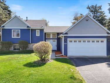 512 Hyde Avenue N, Mahtomedi, MN 55115
