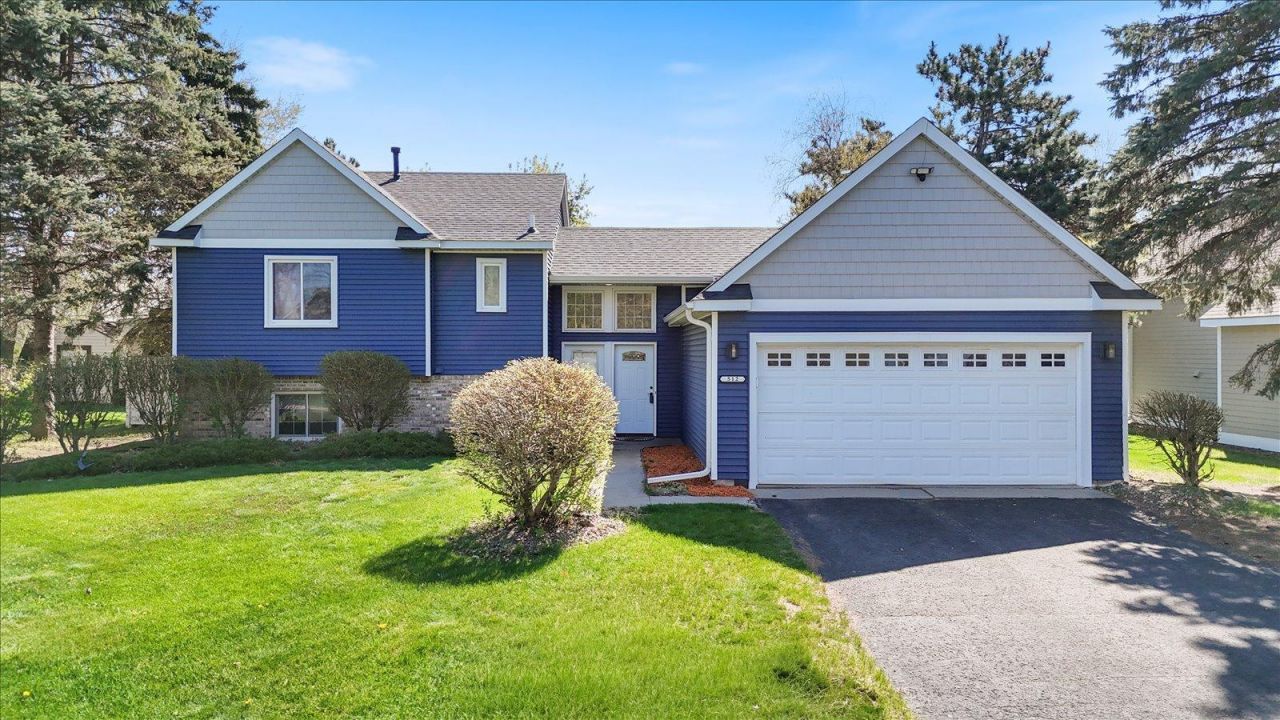 512 Hyde Avenue N, Mahtomedi, MN 55115