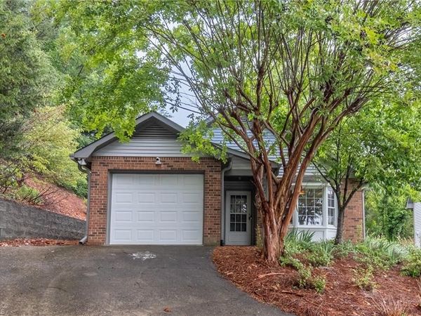 1029 Ridge Cove Court , Winston-Salem, NC 27104