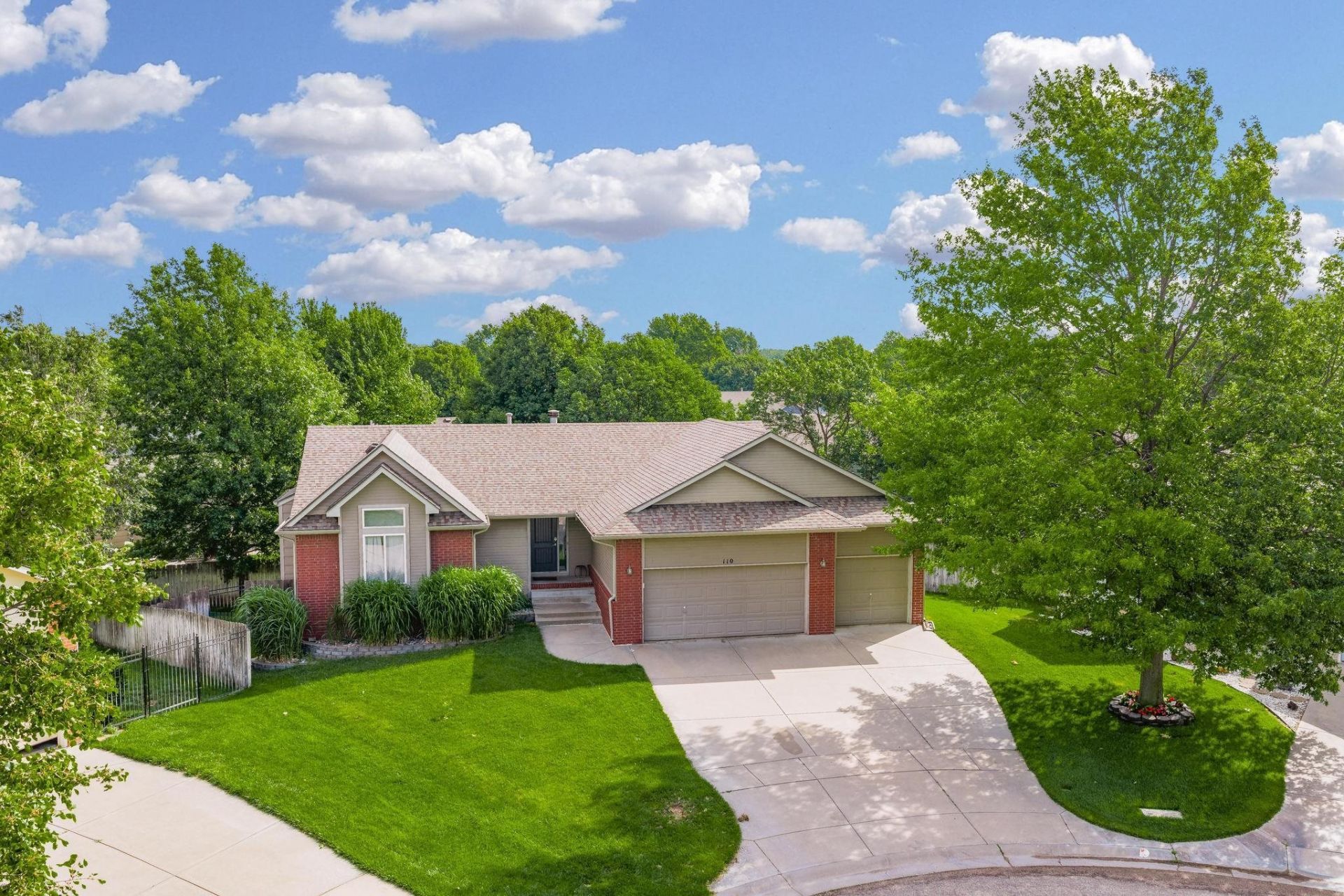 110 S Angela Circle, Wichita, KS 67235 Main Photo