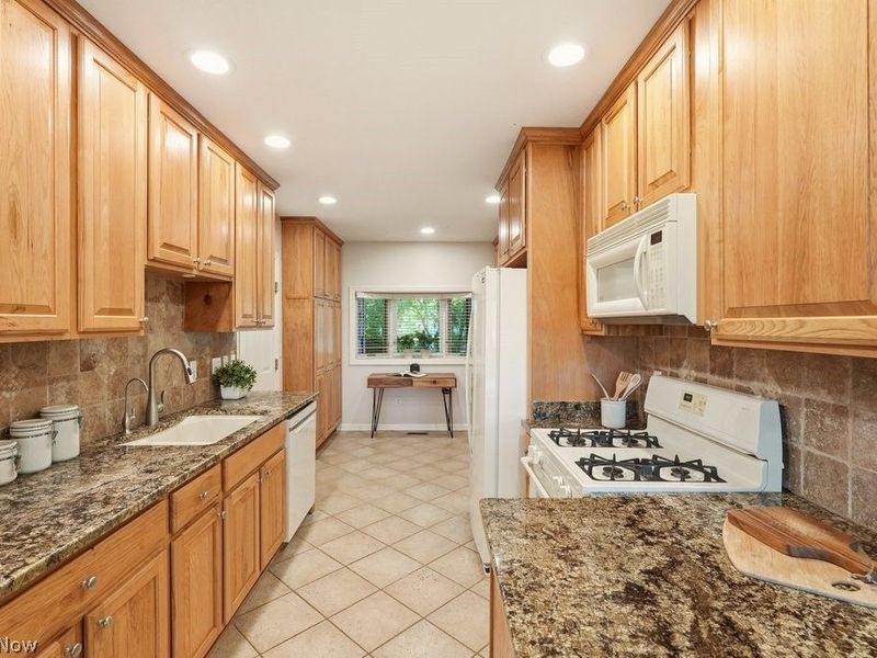 881 Gaylord Grove Road , Cuyahoga Falls, OH 44221 Photo 21
