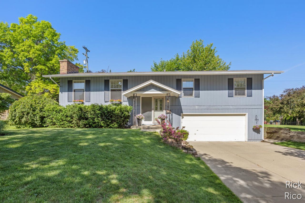 1609 Oxford Drive Se, East Grand Rapids, MI 49506 Main Photo