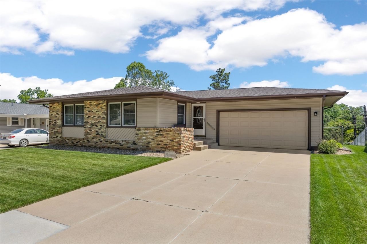 216 Windsor Drive Ne, Cedar Rapids, IA 52402 Main Photo