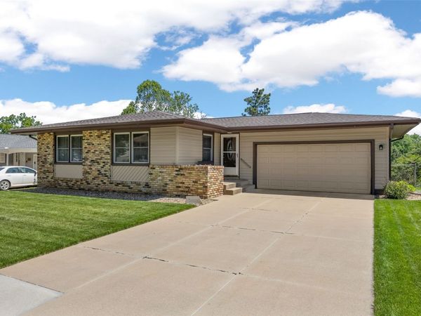 216 Windsor Drive NE, Cedar Rapids, IA 52402