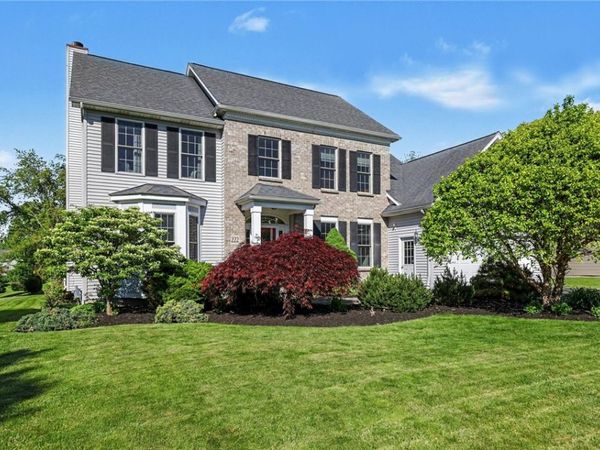 222 Gallant Fox Ln , Webster, NY 14580