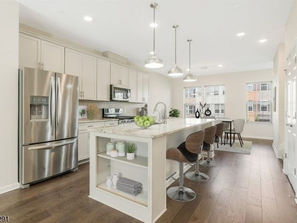 17 Gala Ct, Livingston, NJ 07039