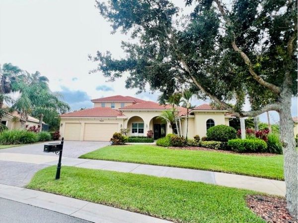 7664 SE Belle Maison Drive , Stuart, FL 34997
