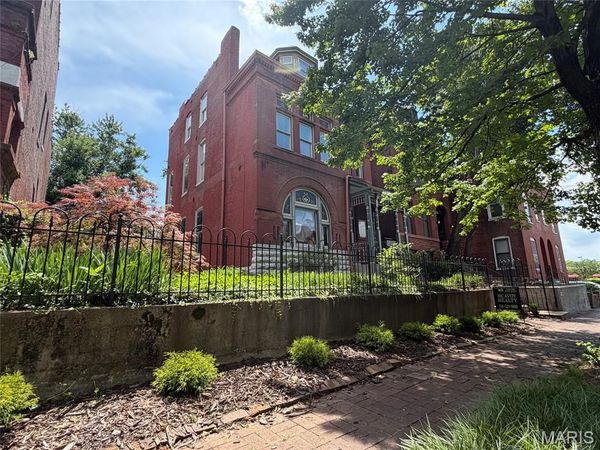 2346 Albion Place , St Louis, MO 63104