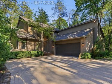 202 Nakomis Trail, Orion Twp, MI 48362