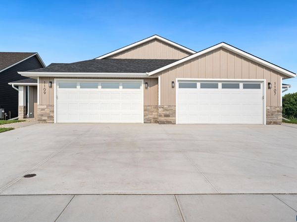 1107 S Foss Ave, Sioux Falls, SD 57110
