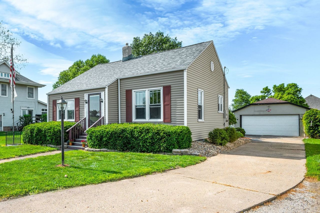 207 W Franklin Street, Carlock, IL 61725 Main Photo