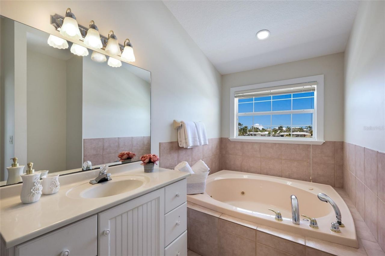 532 70th Street, Holmes Beach, FL 34217 Photo
