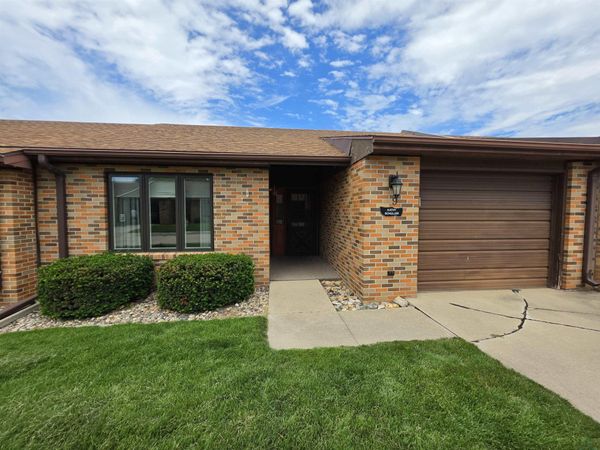 9 Pioneer Ct NW, Orange City, IA 51041