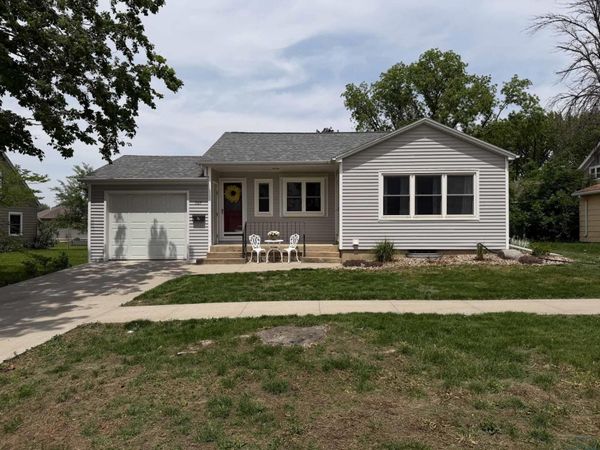 507 2nd St SW, Orange City, IA 51041